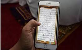 فتوى شرعية توضح حكم قراءة القرآن من الهاتف المحمول في الصلاة؟