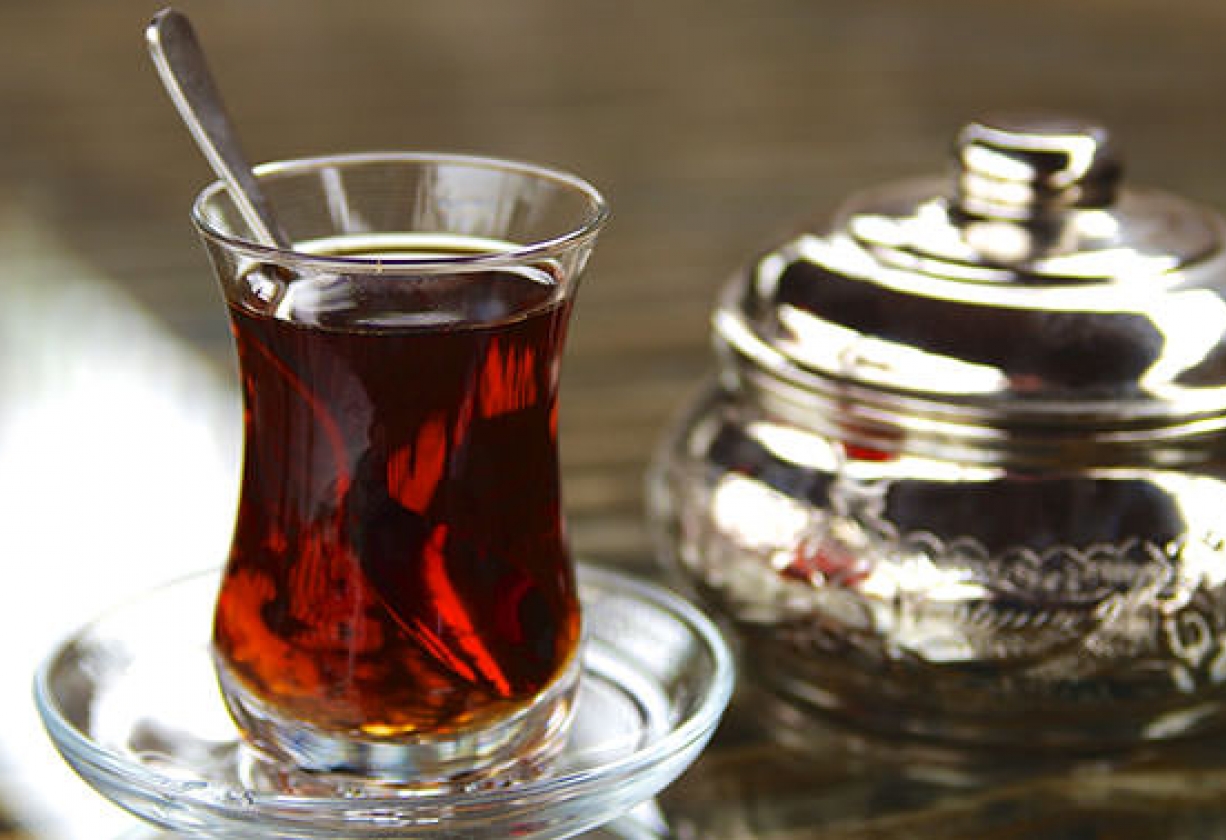 ستنصدم : هل تناول الشاي والقهوة أثناء الطعام يمنع امتصاص الحديد؟.. طبيب سعودي يحسم الجدل!!