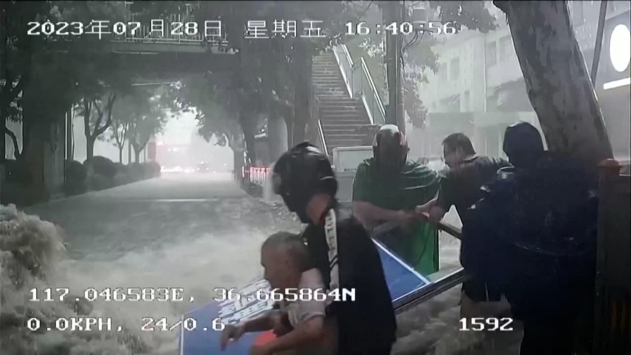 شاهد بالفيديو لحظة إنقاذ رجل حاصرته الفيضانات بالصين (يحبس الأنفاس)