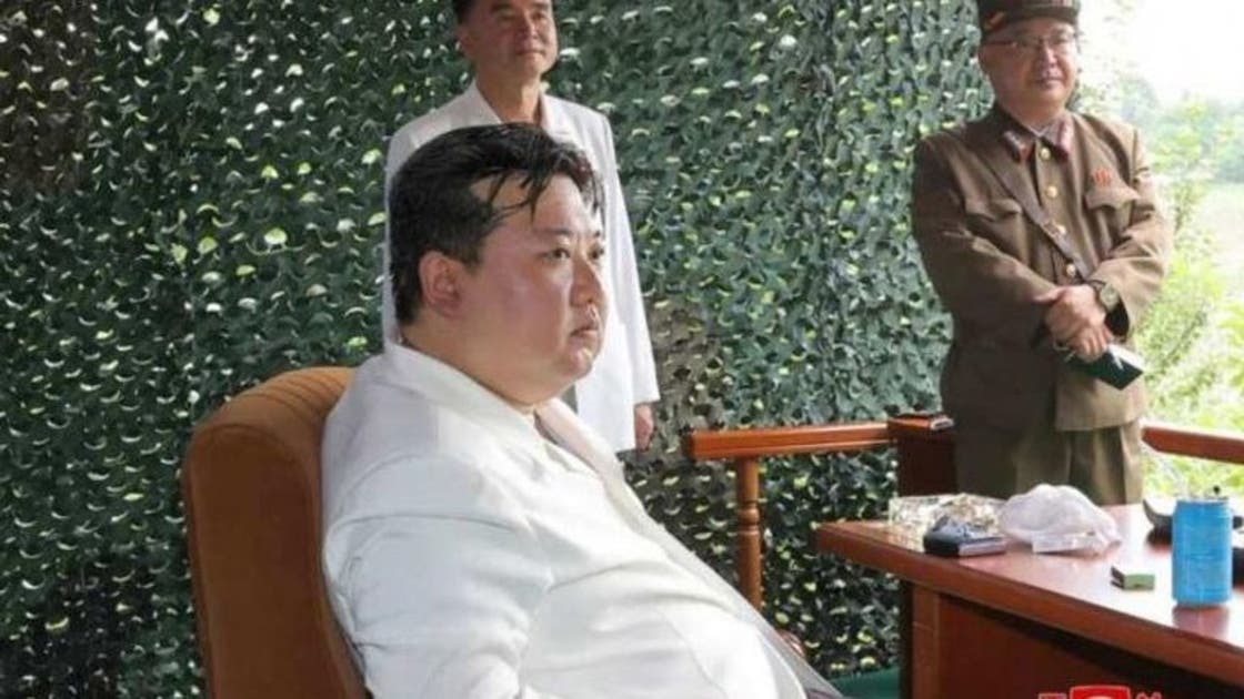 اثار ضجة كبيرة .. هاتف زعيم كوريا الشمالية كيم  الغامض الذي اثار جدلا واسعا في مواقع التواصل الاجتماعي ووسائل الإعلام .. ماهو السبب ؟!