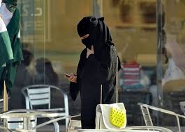 شاهد فتاة فائقة الجمال تشعل جنون السعوديين في مدنية جدة.. لن تصدق ماذا فعلت أمام الجميع
