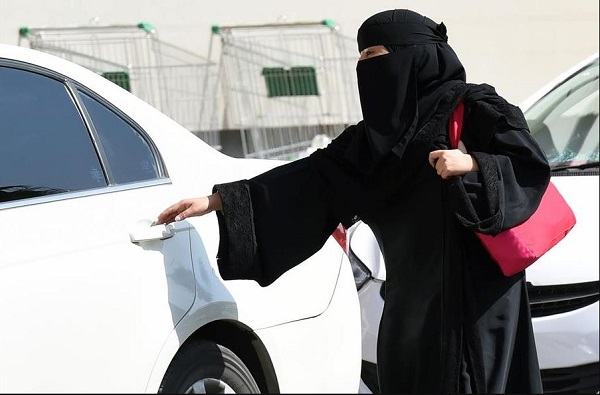 فتاة السعودية لم تستطع تمالك نفسها أمام شاب وسيم يعمل في محل فطلبت منه أمر جعله في صدمة