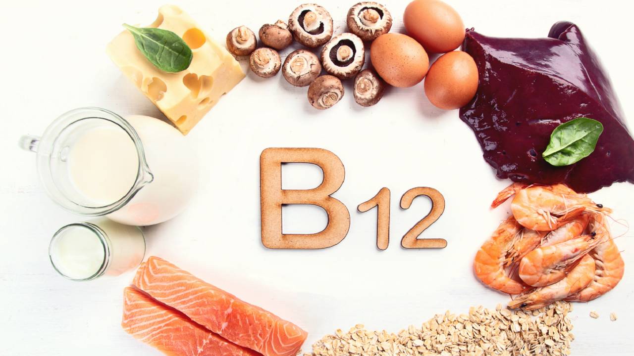 اذا ظهرت عليك هذه العلامات الأربع تدل على وجود انخفاض شديد فى فيتامين B12 الضروري لجسمك.. تعرف عليها !