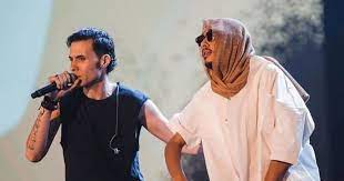 مغني مصري شهير يعلن ارتداء الحجاب !