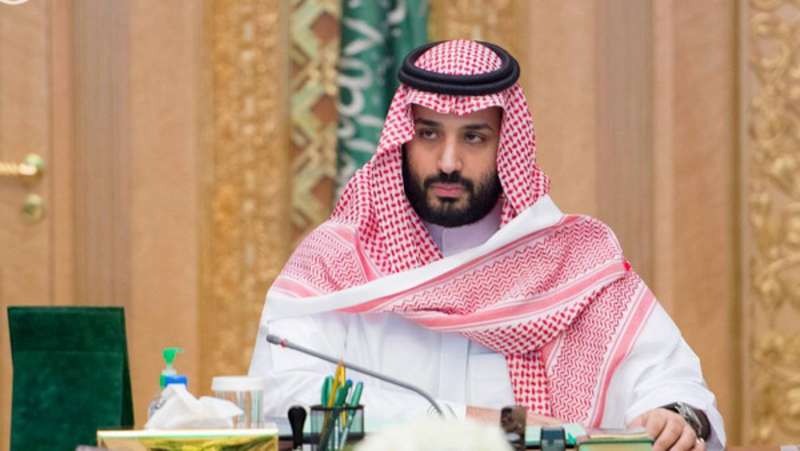 شابة سعودية تخترق الحاجز الأمني وتلحق بالأمير محمد سلمان والمفاجأة كيف كانت ردة فعله ..شاهد 