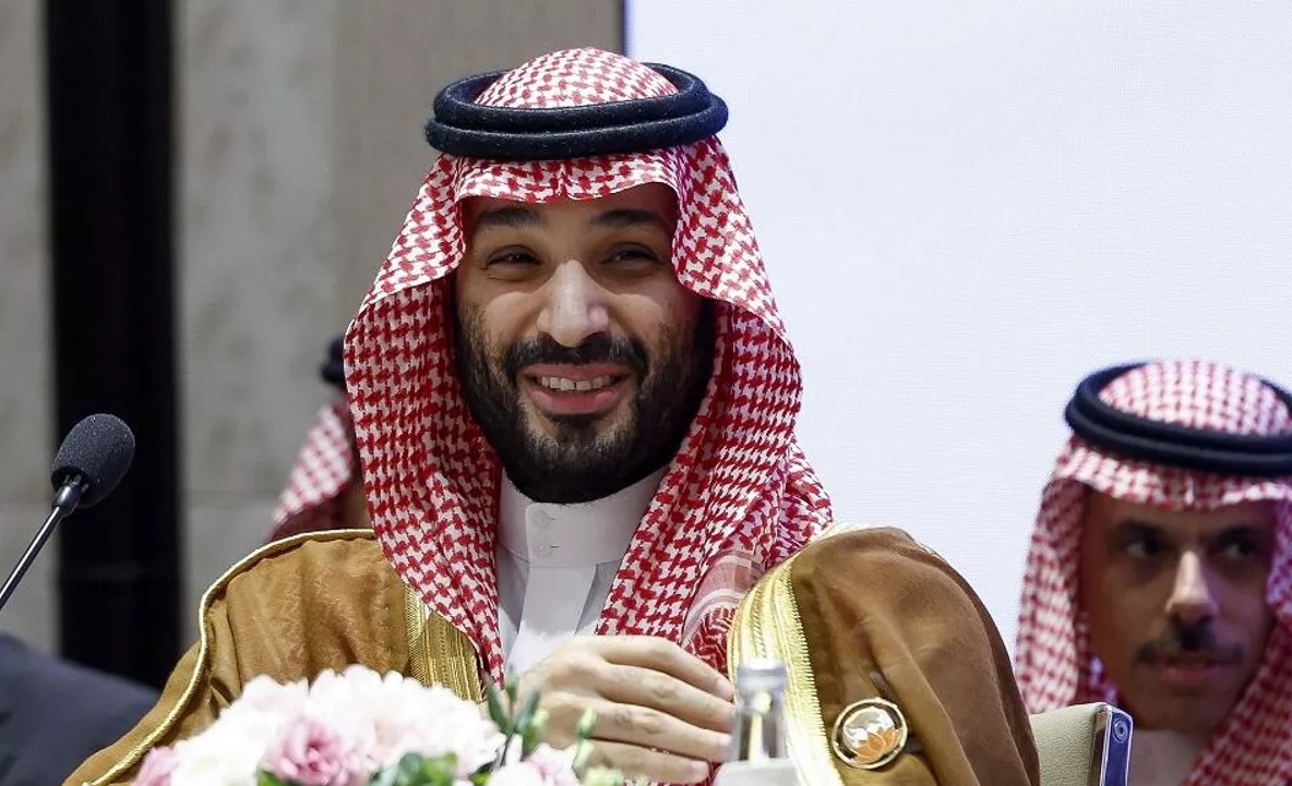 لن تصدق ماذا حدث لمشجع سعودي بعدما وقعت عليه عين ولي العهد محمد بن سلمان... شاهد