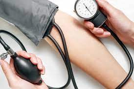 استشاري سعودي يكشف عن عوامل بسيطة تخفض ضغط الدم المرتفع دون أدوية..تعرف عليها
