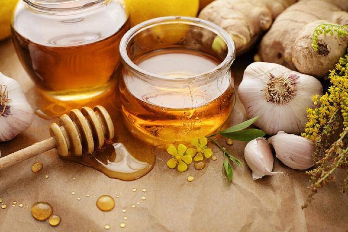 Чай с медом вред. Чеснок с медом. Мед в народной медицине. Мед чеснок и яблочный уксус. Чеснок настоянный на меду.