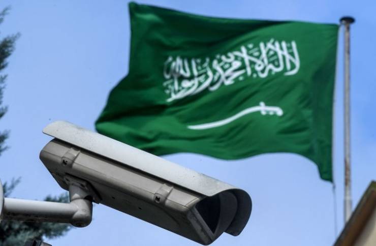 قرار سعودي مفاجئ يجبر الأجانب على زي موحد ومنعهم من لبس الثوب السعودي وعقوبة قاسية لمن يخالف