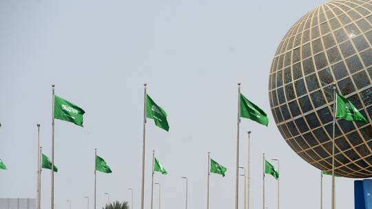 السعودية تفجر مفاجأة للمغتربين ويعلن تحويل الإقامة إلى إقامة دائمة