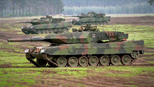يكشف لأول مرة..  سبب مفاجئ يجعل العسكريون الأوكرانيون يخافون من ركوب دبابات ليوبارد!! 