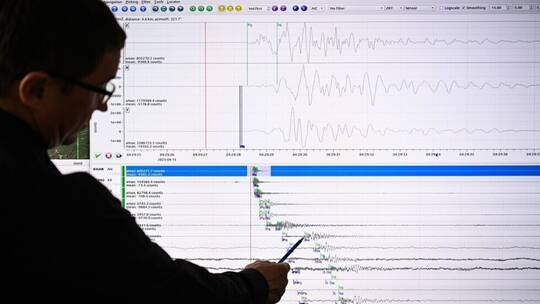 تفعيل صافرات الإنذار في هذه الدولة بسبب هزة أرضية..بعد يوم من تحذيرات العالم الهولندي الخطير