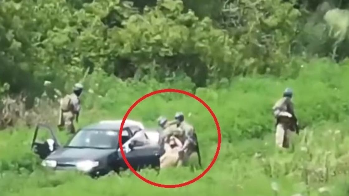شاهد بالفيديو .. جنود أوكرانيون يقتلون مدنيين ويخفون جثثهم