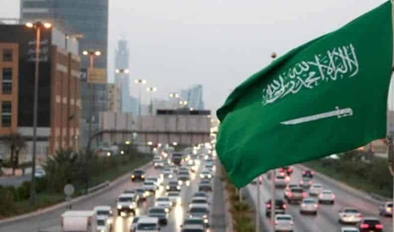 الامن السعودي يلقي القبض على قيم يمني بسبب ماقام به مع فتاة في احد المحال التجارية..شاهد