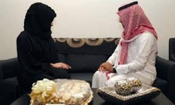 فتاة سعودية تزوجت ابن خالها عقب طلاقها بأيام وأنجبت ولداً.. وعند بلوغه 40 سنة كانت الصدمة !