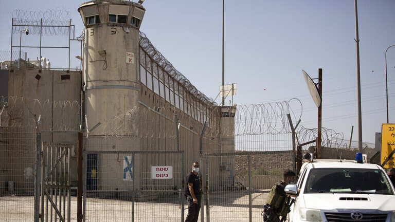 19 سجاناً إسرائيلياً ضربوا أسيراً  فلسطيني في زنزانته حتى الموت 