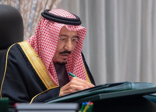 صور نادرة جداً للملك سلمان وهو يمسك بأول كاميرا قبل 65 عاما ..شاهد ملامحه تغيرات تماما؟