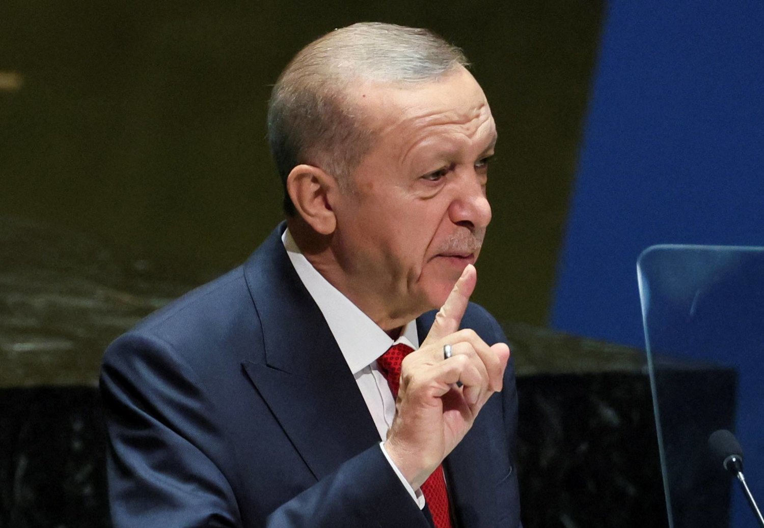 شاهد إردوغان يخرج عن صمته ويكشف السبب الصادم بشأن الاعتداءات العنصرية ضد السياح العرب في تركيا