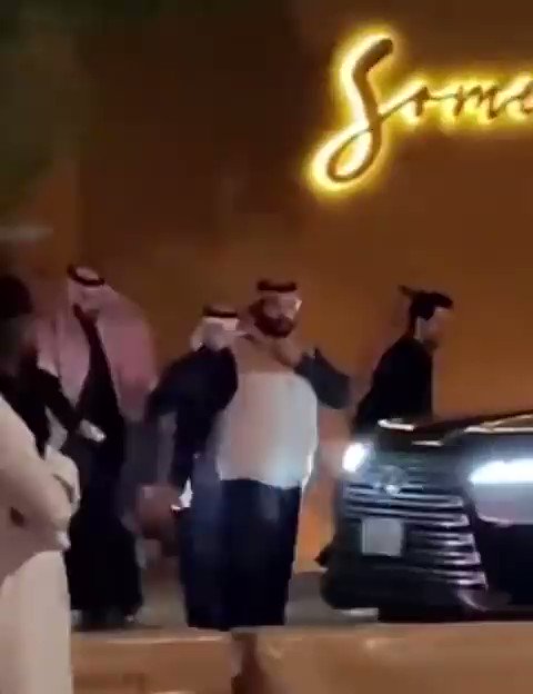 الأمير محمد بن سلمان يفاجئ الجميع ويظهر وهو يقود سيارته في هذه المدينة !