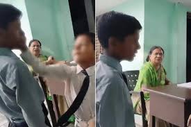 فيديو يثير ضجة كبيرة في العالم لمعلمة هندوسية حاقدة تأمر الطلاب بصفع زميلهم المسلم بطريقة وحشية 