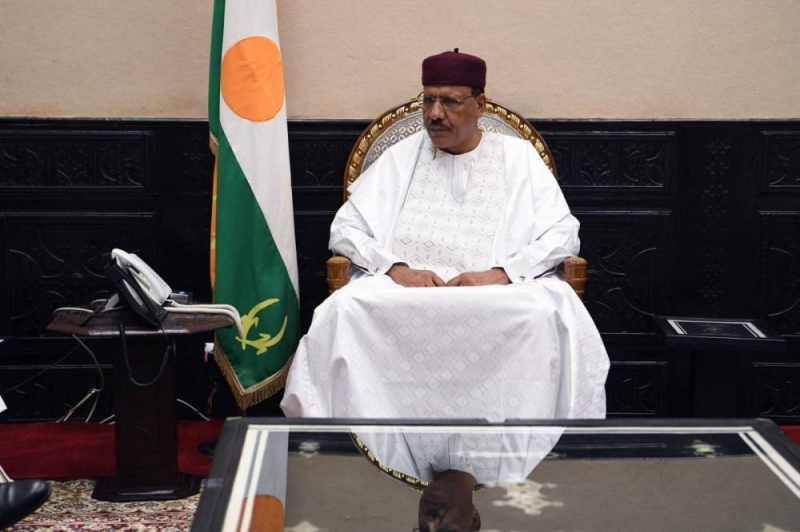 ذو أصول عربية.. من هو رئيس النيجر محمد بازوم  الذي انقلب حراسه عليه واحتجز داخل قصره ؟