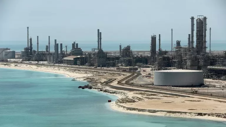 خطر يهدد النفط السعودي بعد اكتشاف أكبر بئر نفطي في العالم بهذه الدولة !