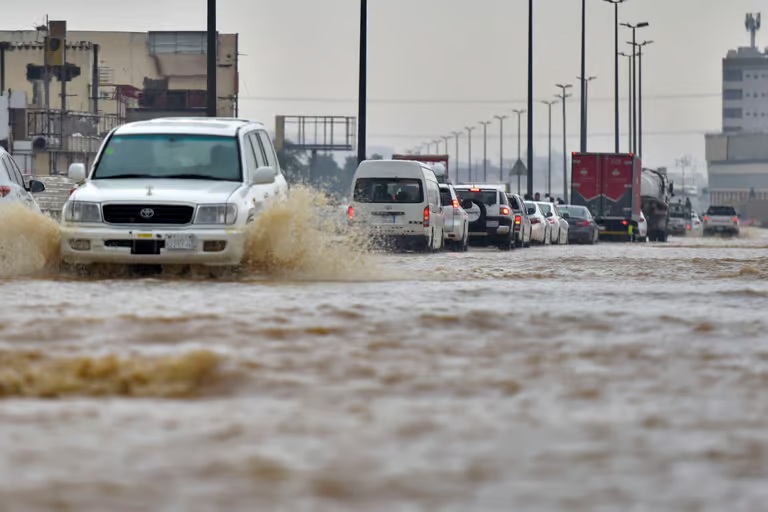 السعودية تطلق إنذار اللون الأحمر .. أمطار غزيرة وصواعق رعدية وسيول على 5 مناطق