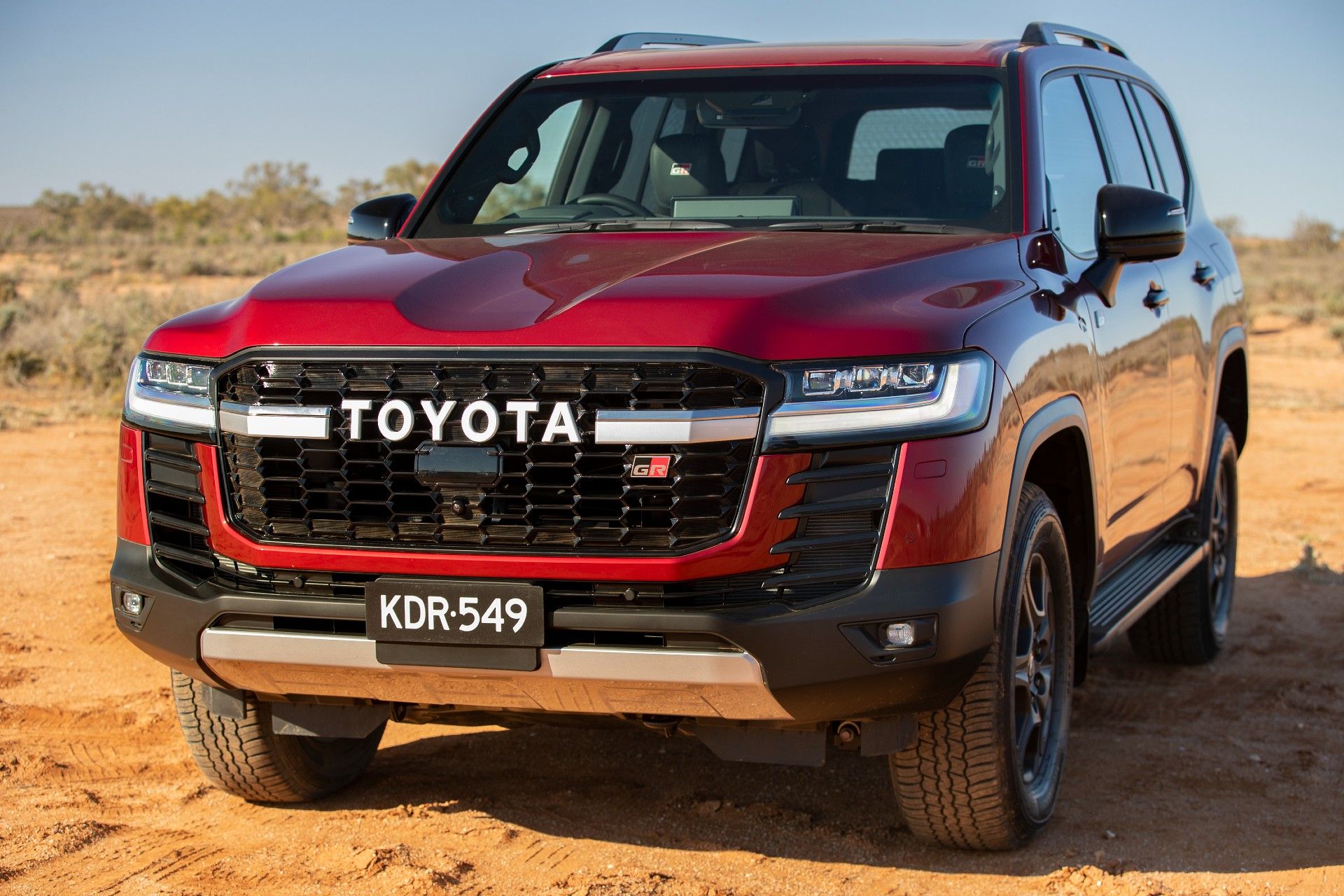 الوحش العملاق يتصدر على عرش السيارات ..موصفات ضخمة لـToyota Land Cruiser 2024تويات 2024في السعودية..و سعرها المنافس